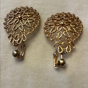 Sarah Coventry Gold Toned Flower Clip On Earrings